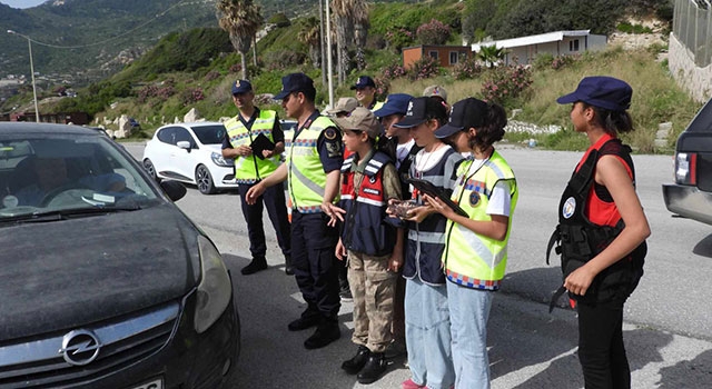 Samandağ’da 23 Nisan’da trafik denetimini çocuklar yaptı