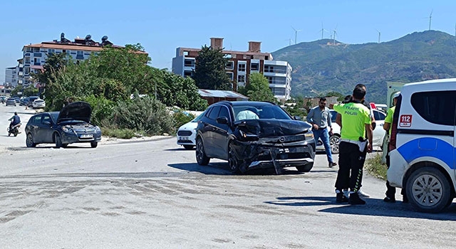 Samandağ’da çarpışan iki otomobilin sürücüleri yaralandı