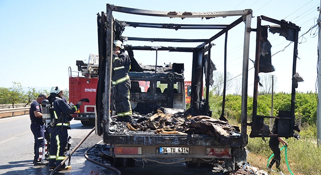 Serik’te yangın çıkan kamyonet kullanılamaz hale geldi