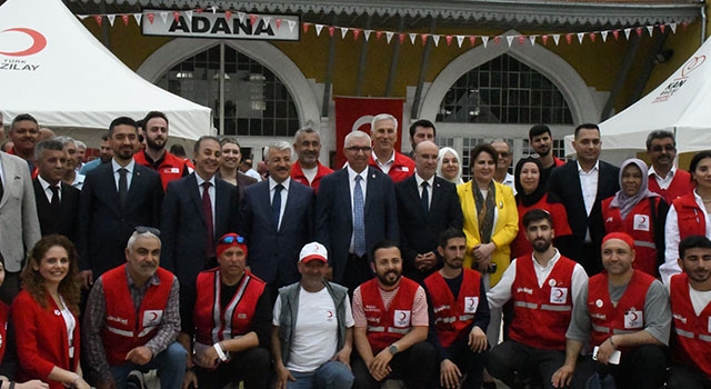 Türk Kızılay, ”Birbirimize candan bağlıyız Adana” sloganıyla kan bağışı kampanyası düzenledi