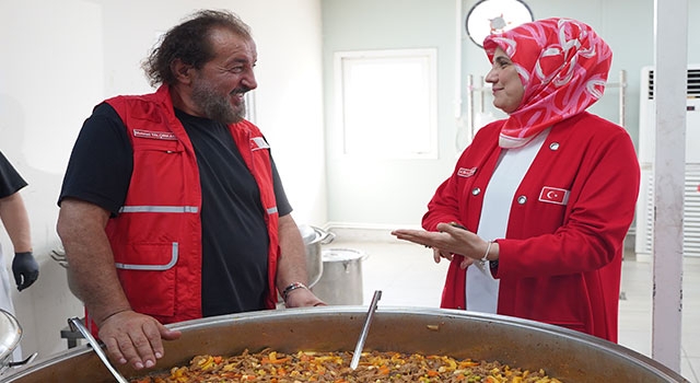 Ünlü şef Mehmet Yalçınkaya depremzedeler için iftar sofrası hazırladı