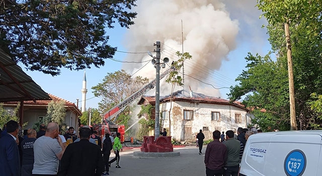 Burdur’da depoda başlayan ve iki eve sıçrayan yangın söndürüldü