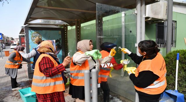 Osmaniye’de Otobüs Durakları Temizlendi