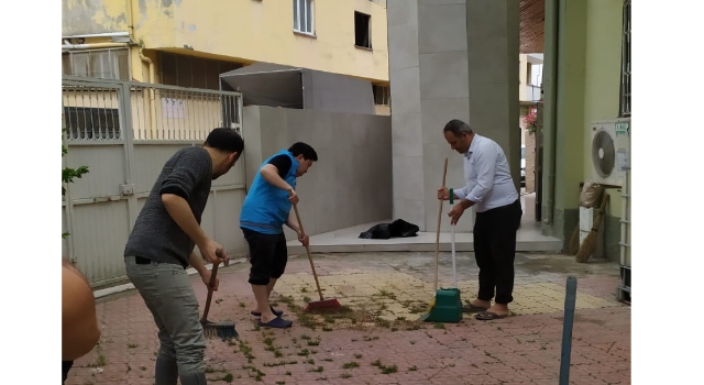 Gençlerden Şeyhler Camii’nde Temizlik ve İyilik Mesaisi