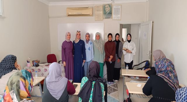 İmam Hatipli Kız Öğrencilerden Annelere Manevi Bilgilendirme