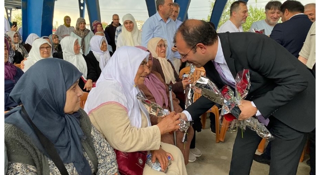 Kadirli'de Hacı Adayları Dualar ve Çiçeklerle Uğurlandı