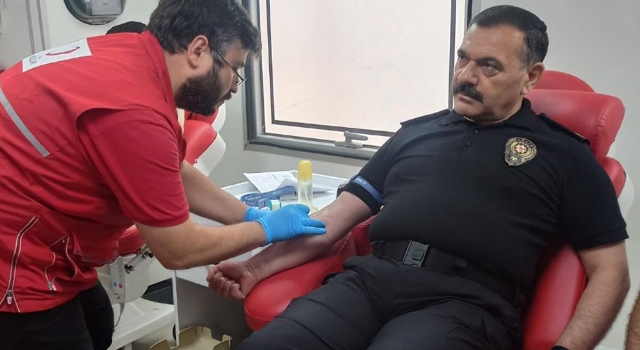 Kızılay'a Emniyetten Destek: İlk Bağışı Müdür Sarıbuva Yaptı