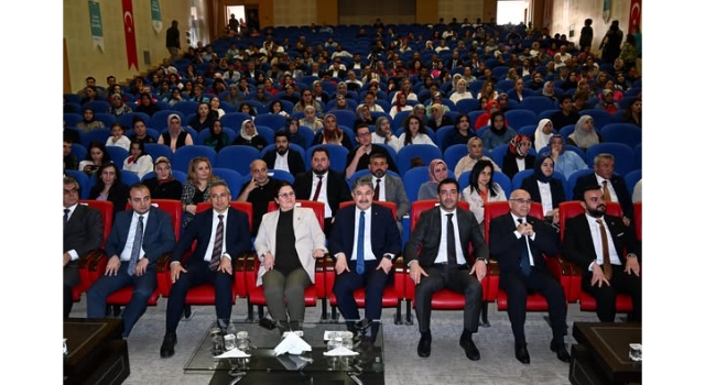 Osmaniye’de “Gelenekten Geleceğe Aile” Semineri Düzenlendi