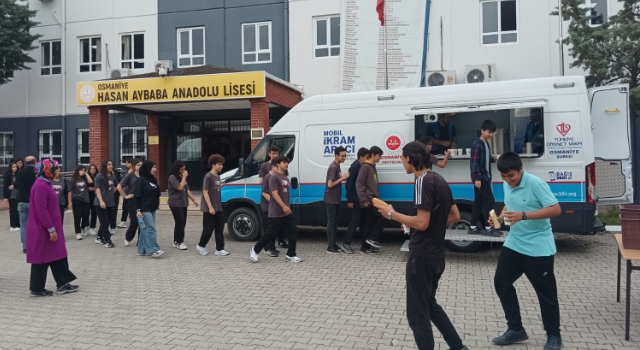 Osmaniye’de öğrencilere sıcak çorba ikramı sürüyor