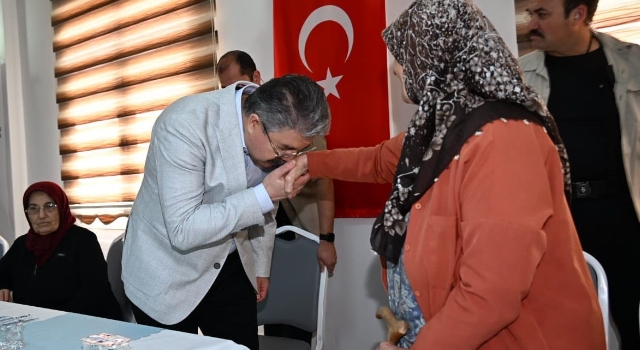 Vali Yılmaz Huzurevinde "Anneler Gününü Kutladı"
