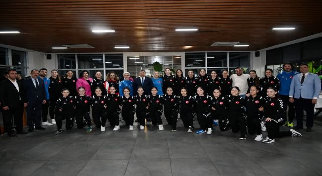 Vali Yılmaz'dan U17 Hentbol Milli Takımı'na Moral Desteği