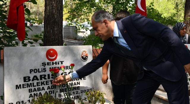 Başkan Çenet'ten Şehitlik Ziyareti: Şehitliklere Karanfil Bıraktı