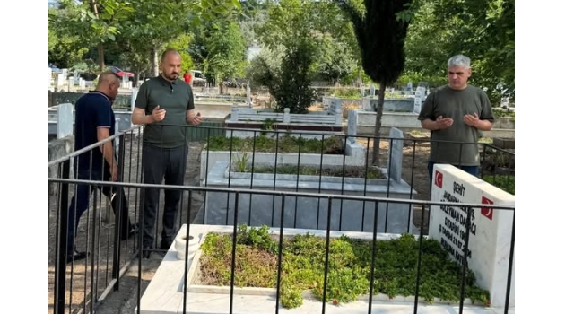 Başkan Uyutmaz'dan Arife Günü Mezarlık Ziyareti