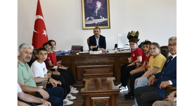 Bursluluk Sınavında Türkiye Birincisi Olan Öğrencilerden Kaymakama Ziyaret