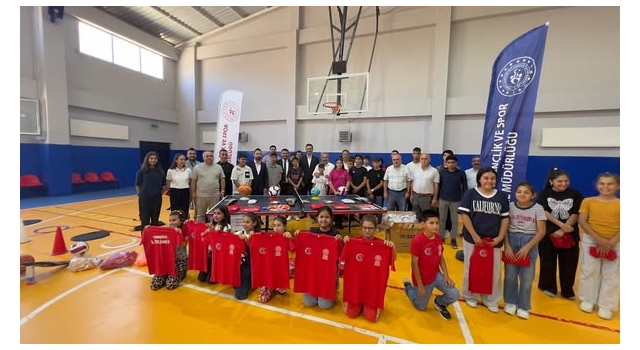 Hasanbeyli Belediyesi gençlere spor malzemesi desteği sağladı