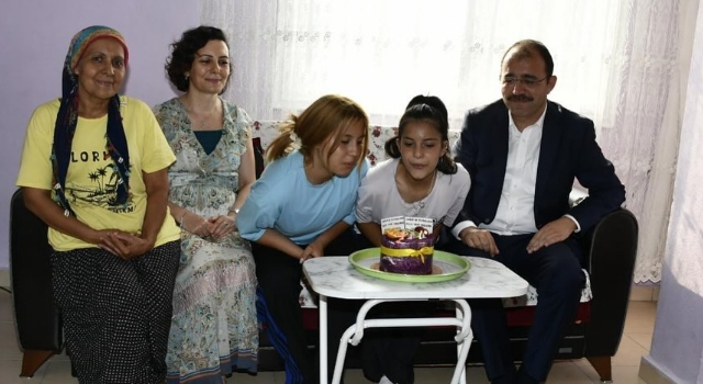 Kadirli'de Kaymakamdan Öğrencilere Doğum Günü Sürprizi