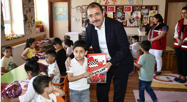 Kaymakam Erdinç Dolu, karne heyecanını öğrencilerle paylaştı