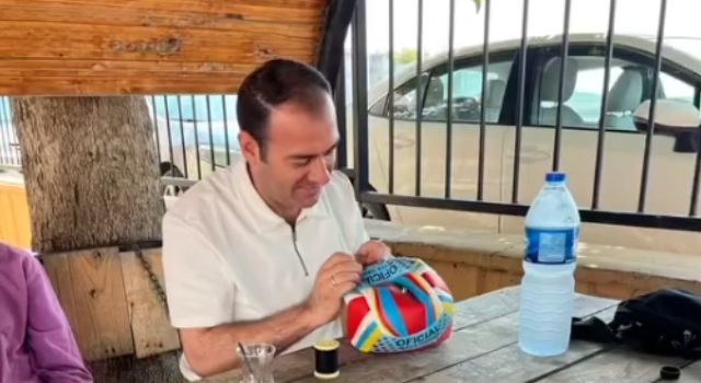 Patlayan Topu İğne İplikle Onardı, Öğrencilerin Gönlünü Kazandı
