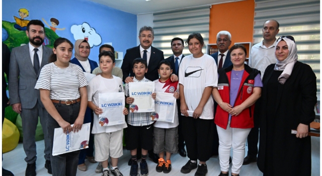 Vali Yılmaz’dan Başarılı ve Kitapsever Öğrencilere Ödül