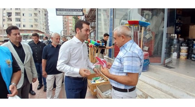 AK Parti Osmaniye Teşkilatı Bayrak Dağıttı
