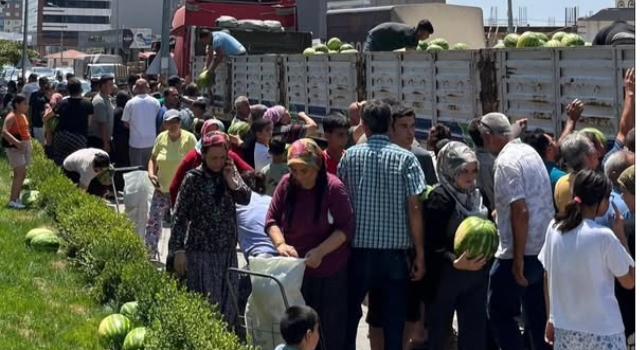 Belediyeden Karpuz Sürprizi: Vatandaşlar Bedava Karpuza Akın Etti