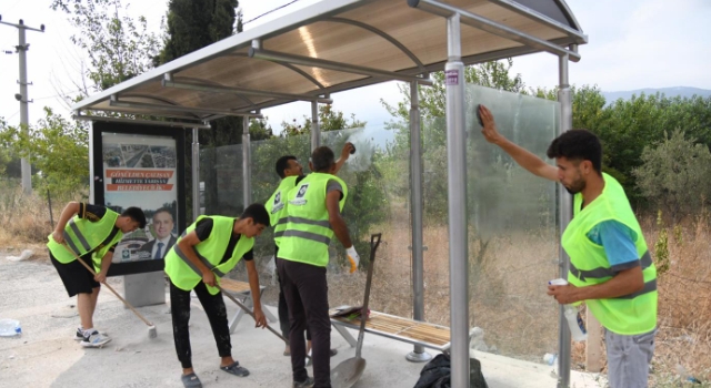 Osmaniye’de Durak Camları Temizlendi, Afişler Kaldırıldı