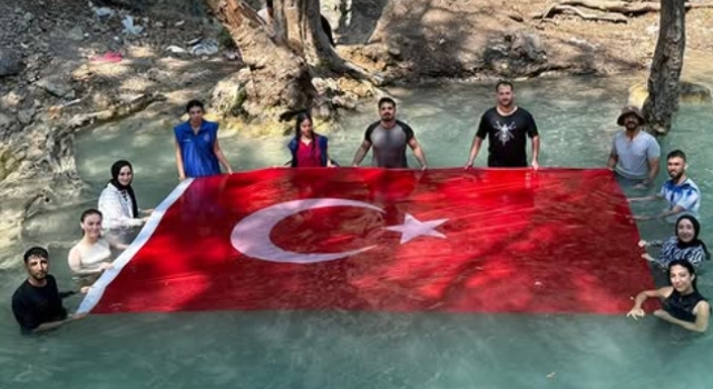 Osmaniyeli Gençler Sarısu Şelalesi’nde Türk Bayrağı Açtı