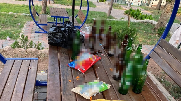 Parkta İçki İçip Çöp Bıraktılar, Vatandaş Tepkili