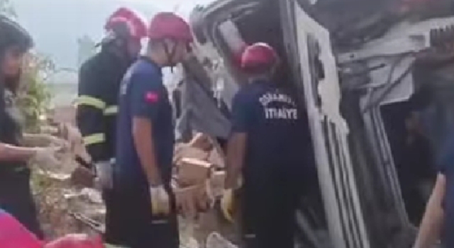 Şarampole Devrilen TIR'ın Sürücüsü İtfaiye Tarafından Kurtarıldı