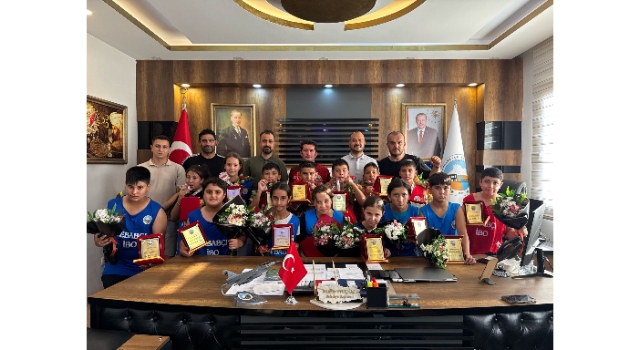 Toprakkale’de Boks Şampiyonlarına Davullu Zurnalı Karşılama