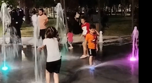 Çocuklar Millet Bahçesi’ndeki fıskiyelerde hem oynadı hem serinledi