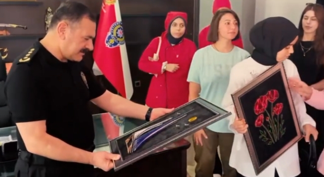 Öğrencilerden Emniyet Müdürü Sarıbuva’ya el emeği hediye