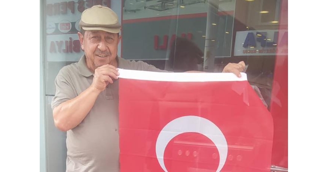 Osmaniye’de esnafalara 30 Ağustos için Türk bayrağı dağıtıldı