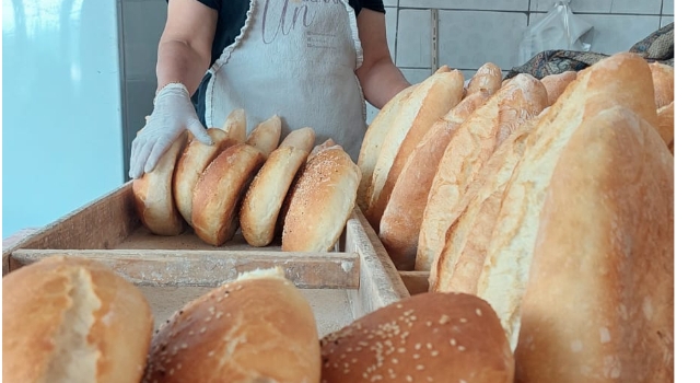 Toprakkale’de odun ateşinde ekmek sofralara lezzet katıyor