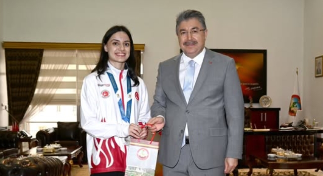 Vali Yılmaz, dünya ikincisi Aybüke Kılınç’ı tebrik etti