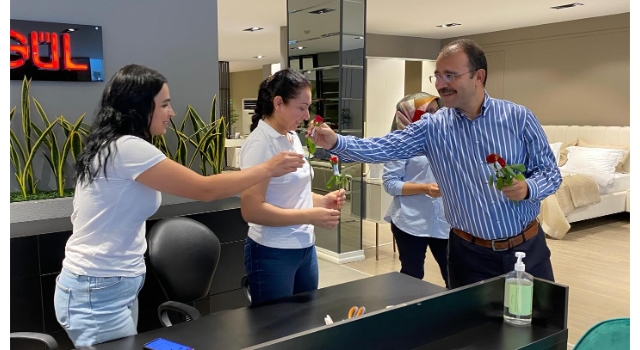 Erdinç Dolu, esnaf ve vatandaşlara gül hediye etti