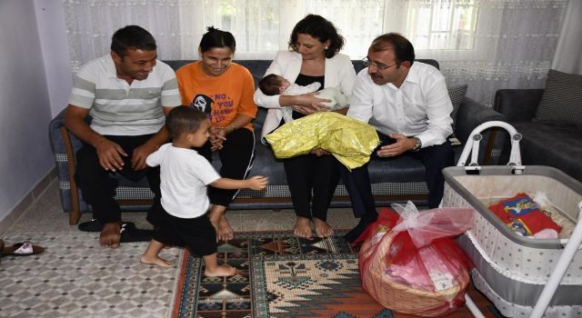 Kadirli’de Yeni Doğan Bebeklere Kaymakamlık Desteği