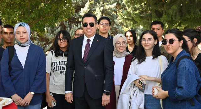 Korkut Ata Üniversitesi’nde Başarılı Öğrencilere Kutlama