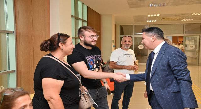 OKÜ’de kayıt heyecanı: Rektör Uzun öğrencilerle buluştu