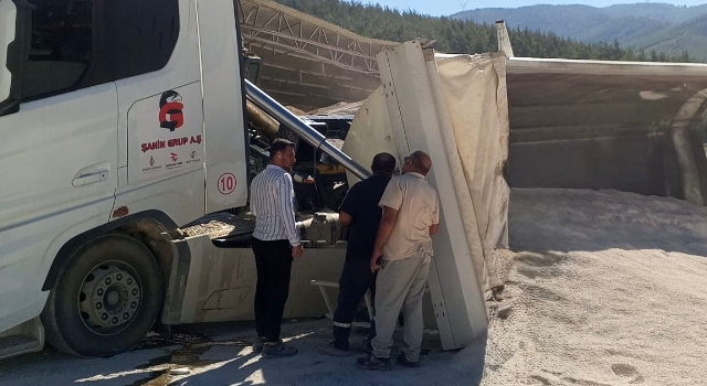Osmaniye Bahçe’de yüklü tır devrildi, faciadan dönüldü