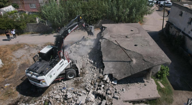 Osmaniye Belediyesi metruk binaları yıkıyor, kaçak suya geçit yok