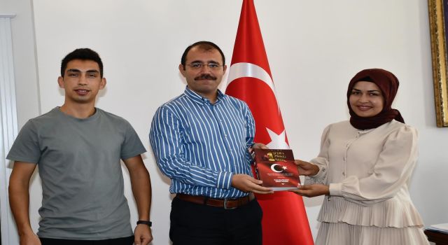Şehitlerin hayatını anlattığı kitabını Kaymakam Dolu'ya hediye etti