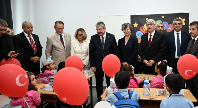 Vali Erdinç Yılmaz İlk Ders Zilini Çaldı, Kitap Dağıttı