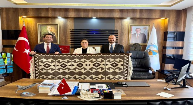 Eski Bakan Derya Yanık Toprakkale'de