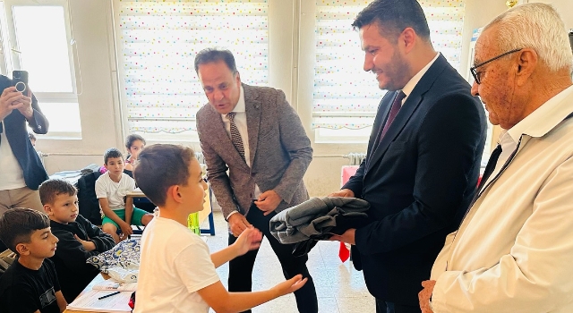 Hasanbeyli Belediyesi Öğrencilere Ücretsiz Üniforma Dağıttı