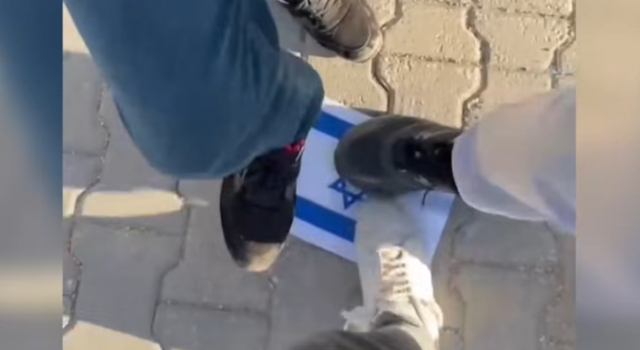 İsrail'e Tepki İçin Bayrak Tepelediler