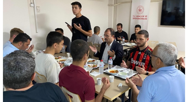 Kadirli Kaymakamı Dolu Öğrencilerle Aynı Sofrada Buluştu