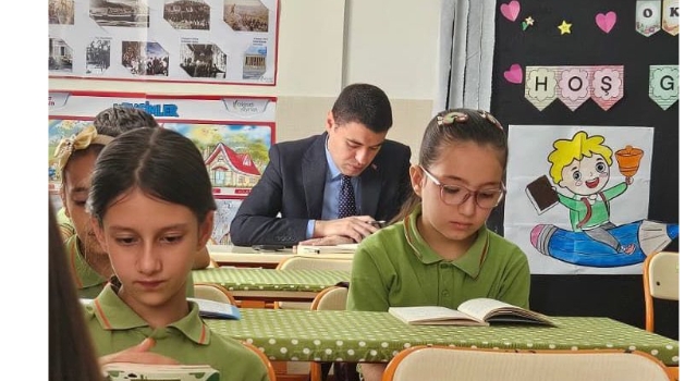 Kaymakam Volkan Özer, Öğrencilerle Kitap Okudu