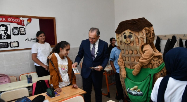 Osmaniye’de Minik Öğrencilere Başkan Çenet'den Fıstık Sürprizi