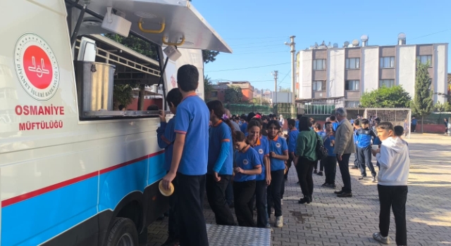 Osmaniye'de öğrencilere sıcak çorba ikramı sürüyor